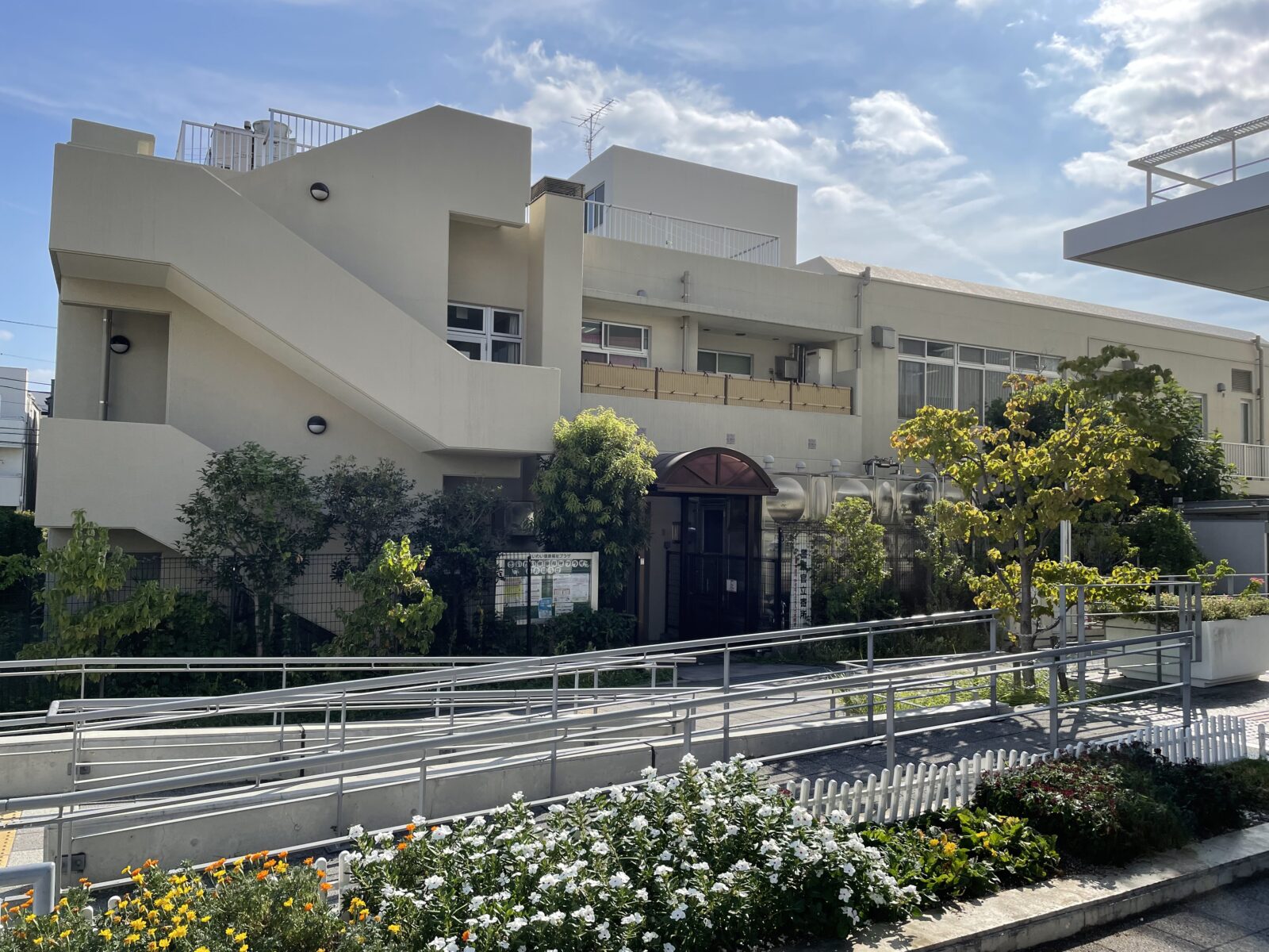 プラザ外観(区役所側)